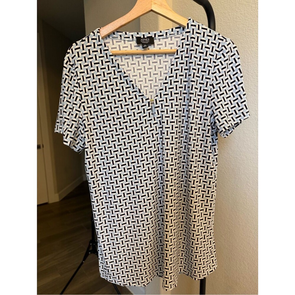 Jones New York Signature White Short Sleeve V-Neck Tee Black Geometric Print M